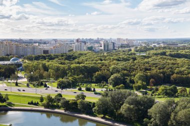 Minsk yeni çok katlı yüksek binalar ile Batı bölümünün havadan görünümü.