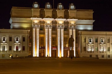 Samara akademik Opera ve bale Tiyatrosu Kuibyshev Meydanı'nda gece.