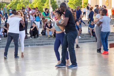 Bilinmeyen genç insanlar yer de Trocadero üzerinde dans.
