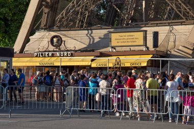 Eyfel Kulesi Hatıra ve bilet ofisinde.