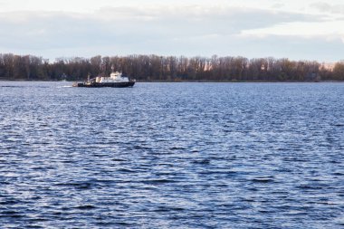 Samara Volga Nehri üzerinde gezinti. 