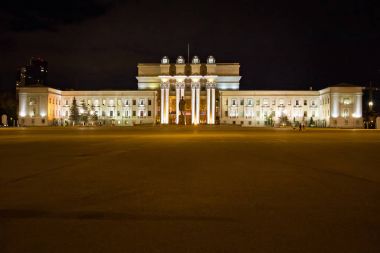 Samara akademik Opera ve bale Tiyatrosu Kuibyshev Meydanı'nda gece. Rusya. 