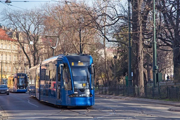 Bombardier Ngt8 Krakow tarihi bölümünde tramvay. 