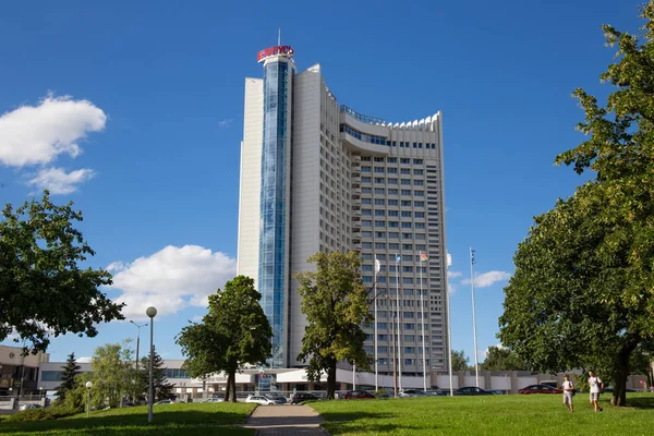 El edificio del hotel de varios pisos "Bielorrusia". En la planta 22 hay un restaurante "Panorama " — Foto de Stock