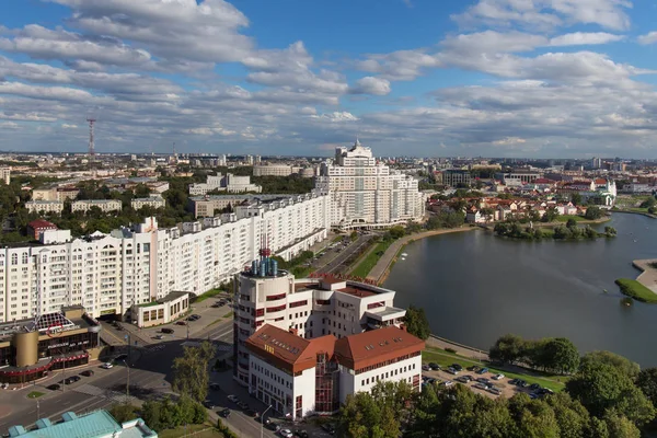 Вид с воздуха на южную часть Минска с новым небоскребом — стоковое фото