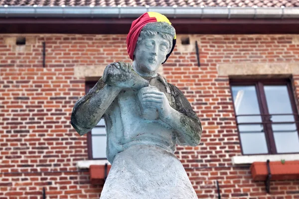 Скульптура молодого человека, наливающего эль в кружку рядом с одним из баров Хогардена, Фландрия . — стоковое фото