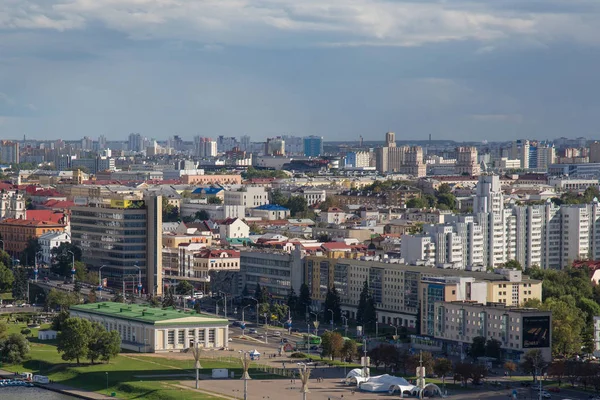 Вид з південно-західній частині Мінського з барвистим старі і нові високі будівлі. — стокове фото