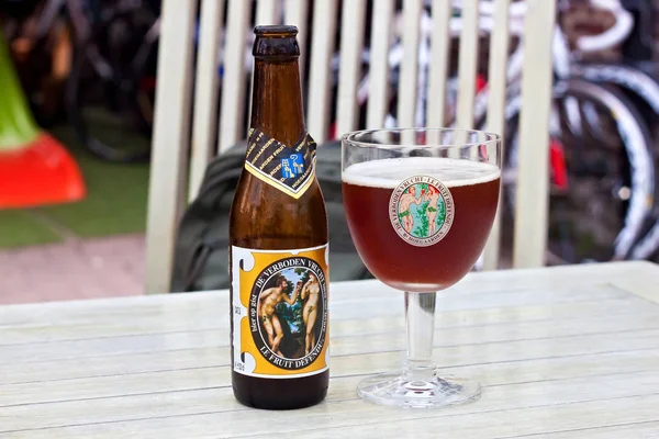 Butelkę i kieliszek Hoegaarden "De Verboden Vrucht" owocowe piwa — Zdjęcie stockowe
