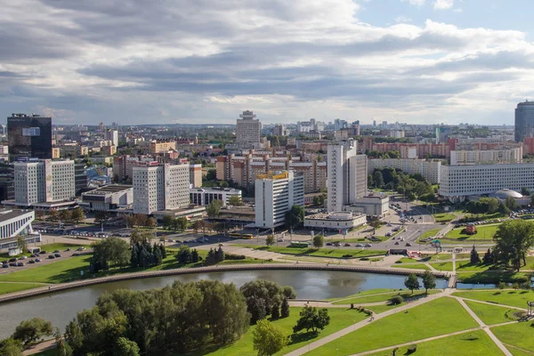 Вид с воздуха на юго-западную часть Минска со старыми и новыми высокими зданиями . — стоковое фото