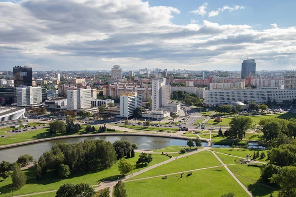 Вид с воздуха на юго-западную часть Минска со старыми и новыми высокими зданиями . — стоковое фото