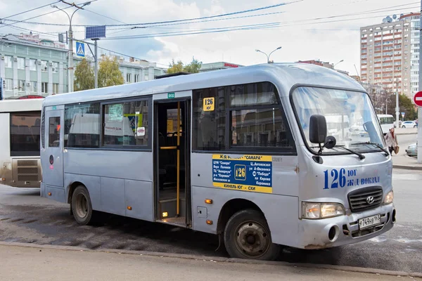 Samara bir otobüs durağında Hyundai ilçe marka şehir halk otobüsü. 