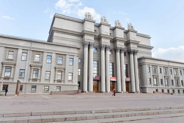 Samara Teatro Académico de Ópera y Ballet en la Plaza Kuibyshev . — Foto de Stock