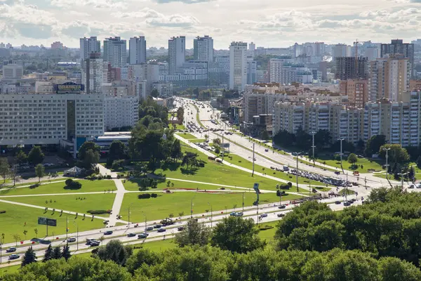 Вид с воздуха на западную часть Минска с новыми многоэтажными высокими зданиями . — стоковое фото