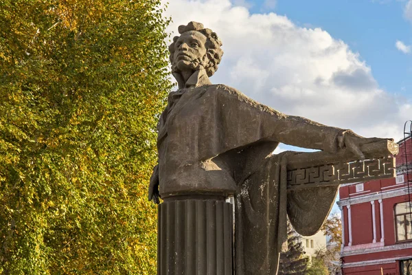Ein konkretes Denkmal für den berühmten russischen Dichter und Schriftsteller Alexander Puschkin — Stockfoto