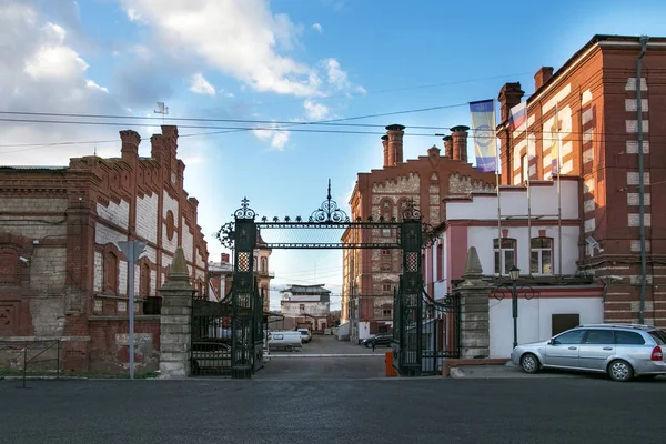 Zobrazit na bráně starého Zhigulevsky pivovaru ve městě Samara, Rusko. — Stock fotografie
