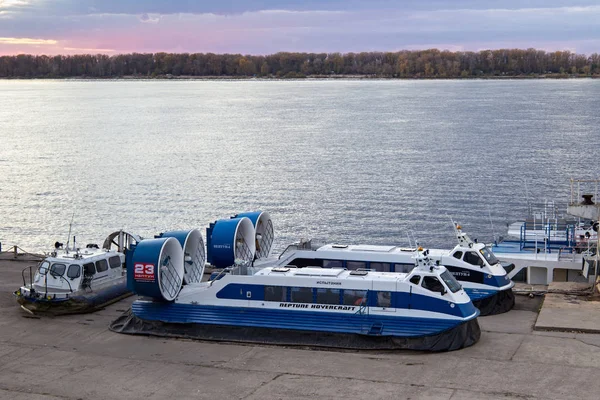 L'Hovercraft passager "Neptune-4" sur l'ancienne station de la Volga dans la ville de Samara . — Photo