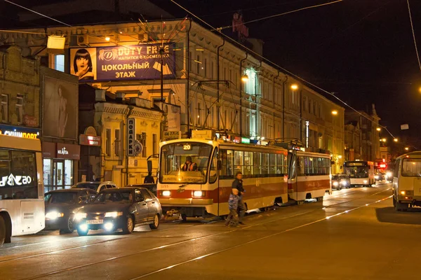 Eléctrico noturno 71-405 em Samara . — Fotografia de Stock