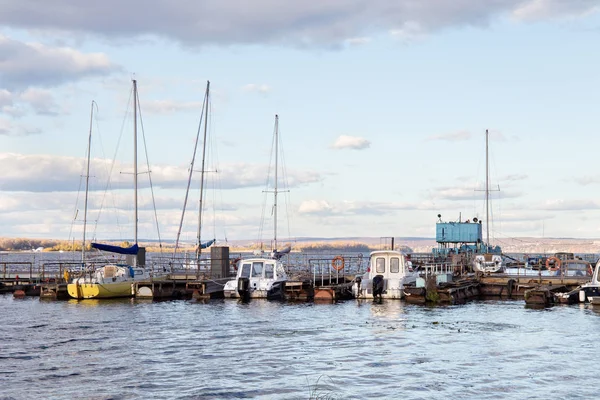 Couchette pour yachts sur la Volga River à Samara. Russie . — Photo