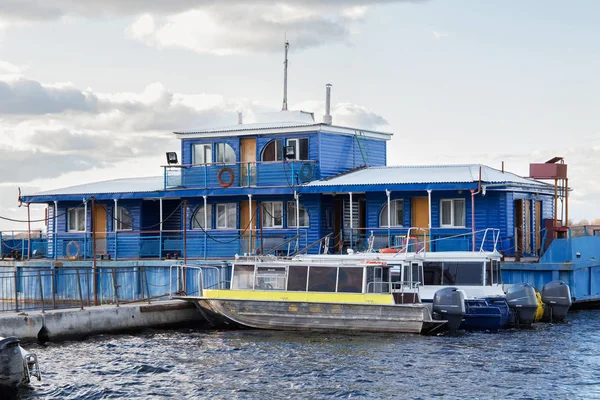 Utsikt från vallen på gammalt trä docka hus på floden Volga. — Stockfoto