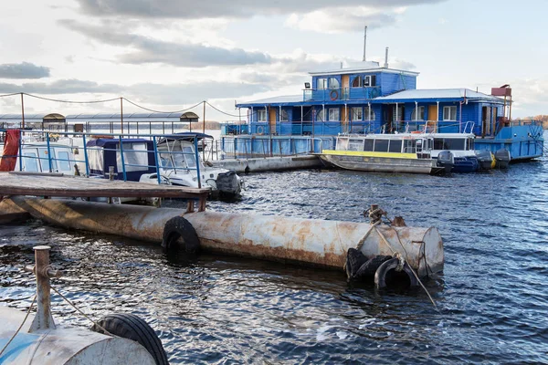 Blick von der Böschung auf das alte hölzerne Dockhaus an der Wolga. — Stockfoto