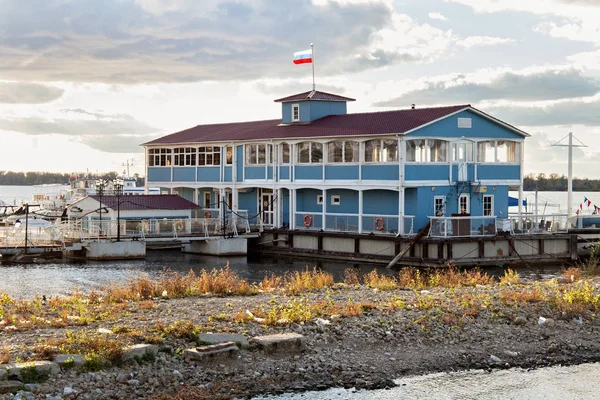 Blick von der Böschung auf das alte hölzerne Dockhaus (heute Restaurant alte Seebrücke)). — Stockfoto