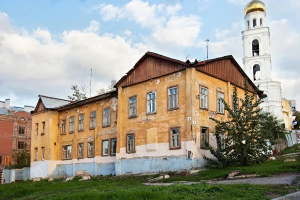 Staré omšelé budovy v centru Samara (bývalý Kujbyšev). — Stock fotografie