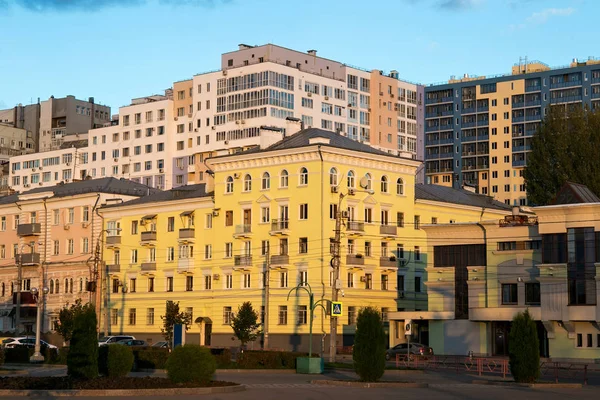 Zonsondergang in het centrum van Samara (voormalige Kuybyshev). — Stockfoto