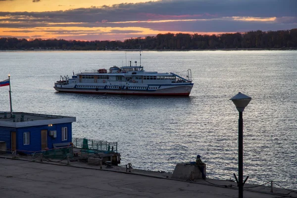 Das Ausflugsmotorschiff auf der Wolga am Herbstabend. samara city, russland. — Stockfoto