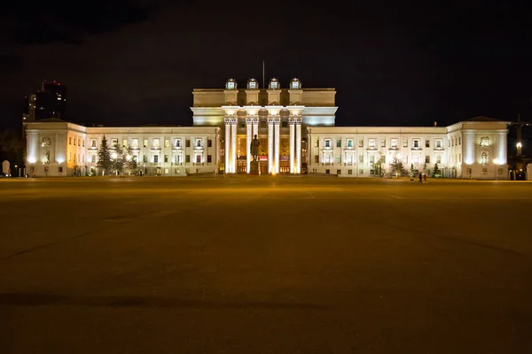 Samara akademiska Opera- och baletteater nattetid på Kuibyshev torget. Ryssland. — Stockfoto