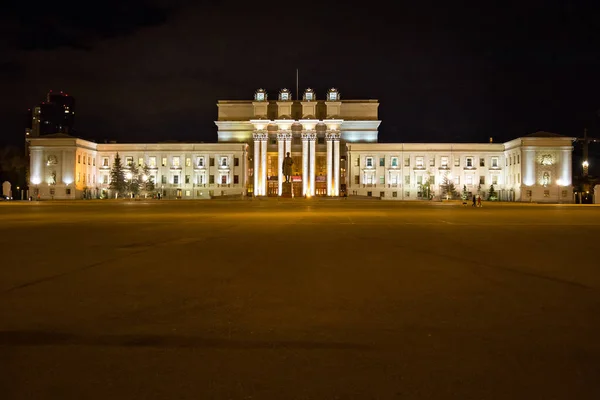 Samara akademik Opera ve bale Tiyatrosu Kuibyshev Meydanı'nda gece. Rusya. 