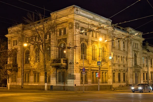 Staré historické budovy v centru Samara (bývalý Kujbyšev) na podzimní noci. — Stock fotografie