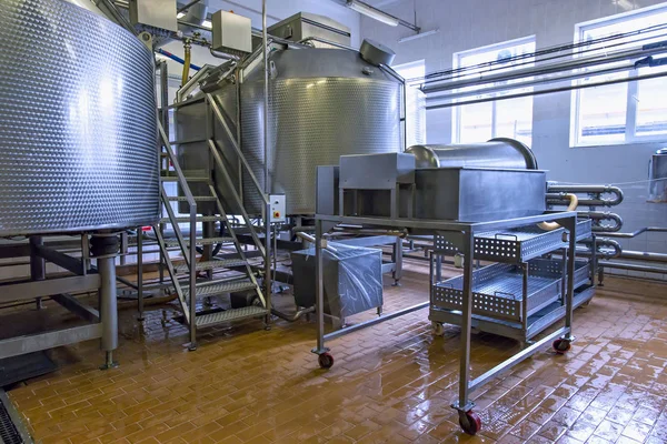 Üzerinde süt fabrikası çelik depolama tankları.