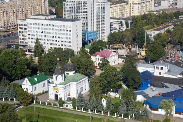 Vue aérienne de l'église orthodoxe Sainte-Marie-Madeleine (fondée en 1847) et d'autres bâtiments dans la partie sud-est de Minsk . — Photo