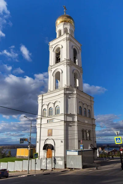 Belfry (réplica do campanário século XIX) da Igreja de São Nicolau, o Maravilheiro do Mosteiro de Iversky em Samara (ex-Kuybyshev ) . — Fotografia de Stock