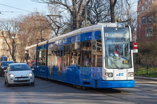 Tramwaj Bombardier Flexity Classic w zabytkowej części Krakowa, na wiosnę. — Zdjęcie stockowe