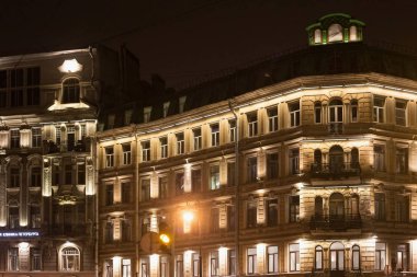 Eski binada Merkezi Saint Petersburg geceleri.