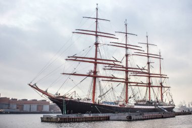 STS Sedov Teğmen Schmidt dolgu üzerinde. 