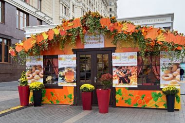 Sokak sonbahar Festival dekorasyon Moskova'da Merkezi Mağazalar. 