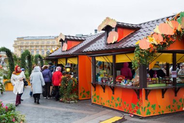 Sokak sonbahar Festival dekorasyon Moskova'da Merkezi Mağazalar. 