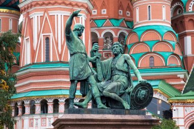 Kuzma çikolatalı ve Prens Dmitry Pozharsky Aziz Basil Katedrali (heykeltraş Ivan Martos Red Square yanında tarih Anıtı). 