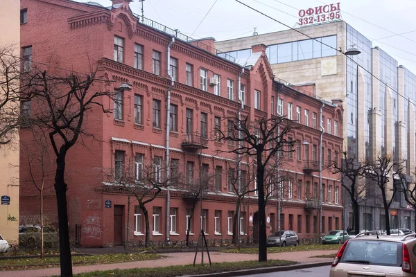Oude historische gebouw in het centrum van Saint Petersburg. — Stockfoto