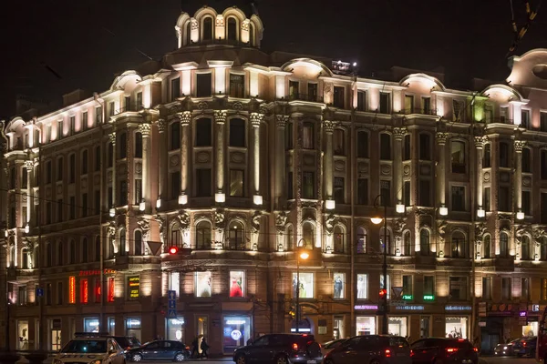 Antiguo edificio por la noche en el centro de San Petersburgo . — Foto de Stock