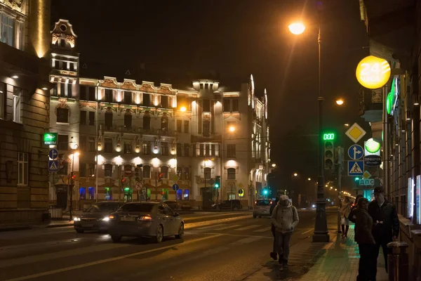 Старое здание ночью в центре Санкт-Петербурга . — стоковое фото