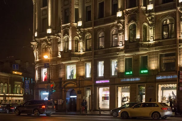 Oude gebouw 's nachts in het centrum van Sint-Petersburg. — Stockfoto