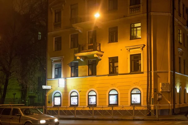 Clădire veche pe timp de noapte în centru Sankt Petersburg . — Fotografie, imagine de stoc