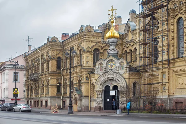 Fragment van de stauropegial orthodoxe veronderstelling kerk op Vasilievsky eiland. — Stockfoto