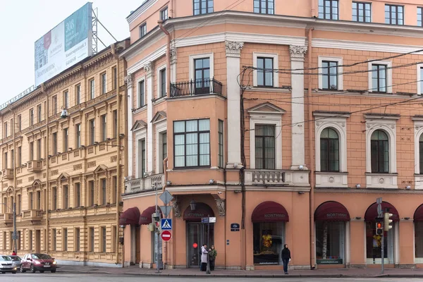 Oude historische gebouw in het centrum van Sint-Petersburg (tussen 1924 en 1991 benoemde Leningrad). — Stockfoto