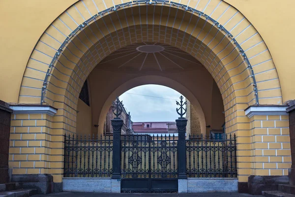 Zicht op de ingang van Admiraliteit gebouw, Sint-Petersburg. Rusland. — Stockfoto