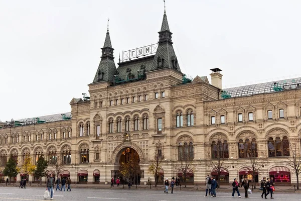 Eklektiska byggnad av tandköttet (State Department Store) på Röda torget. — Stockfoto