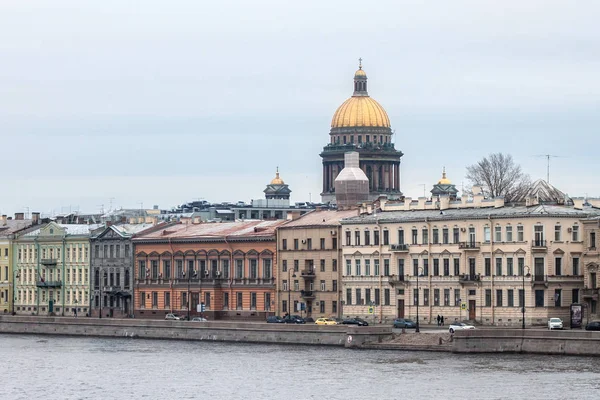 Старые исторические здания на Английской набережной Санкт-Петербурга (ранее Ленинград) ). — стоковое фото